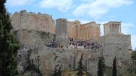 Kliknij i zobacz foto akropol-turysci.JPG w powiększeniu