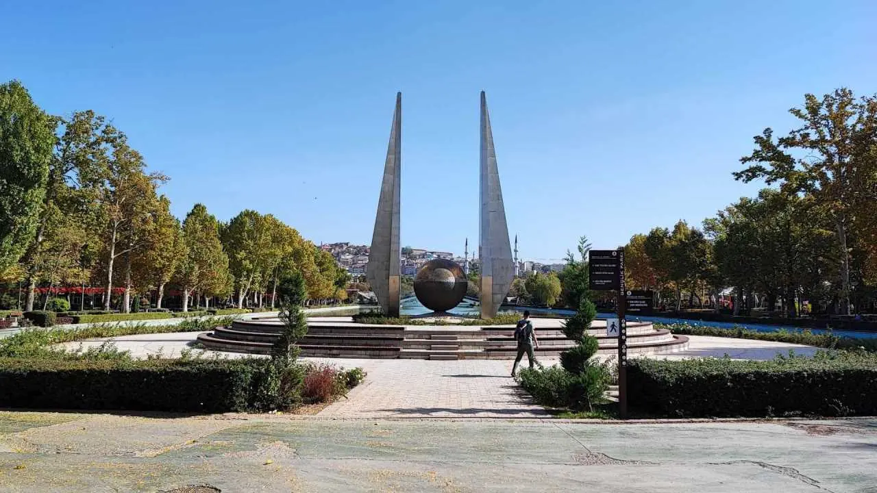 park mlodych pomnik