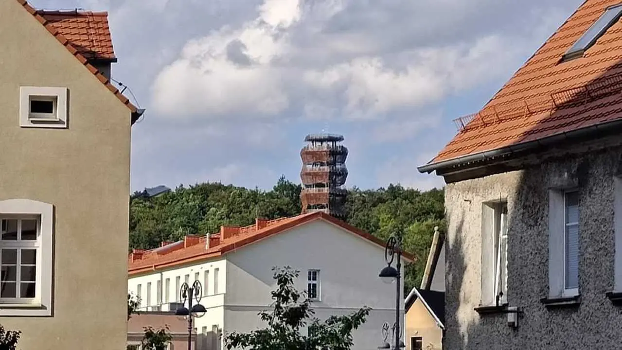 wieza z daleka