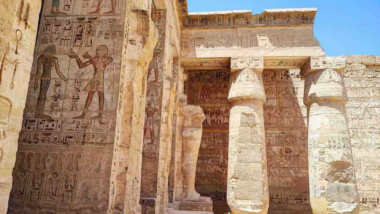 Medinet Habu: świątynia grobowa Ramzesa III - najlepiej zachowane reliefy i kolory starożytnego Egiptu
