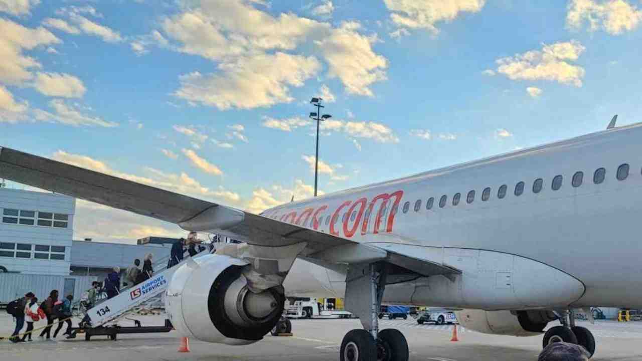 Czego nie wolno robić w samolocie