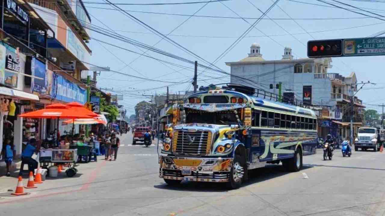 Jak bezpiecznie i tanio podróżować po Gwatemali? Przewodnik po transporcie