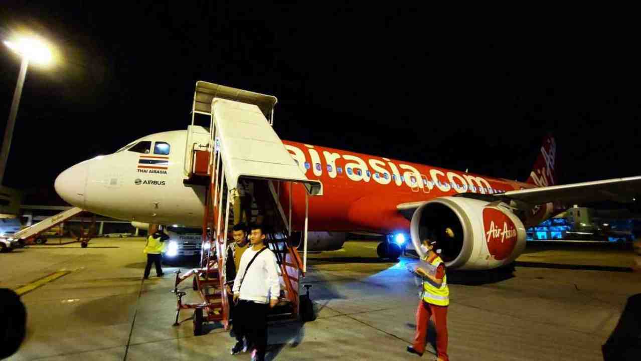 Lot samolotem Airbus A320 linii AirAsia