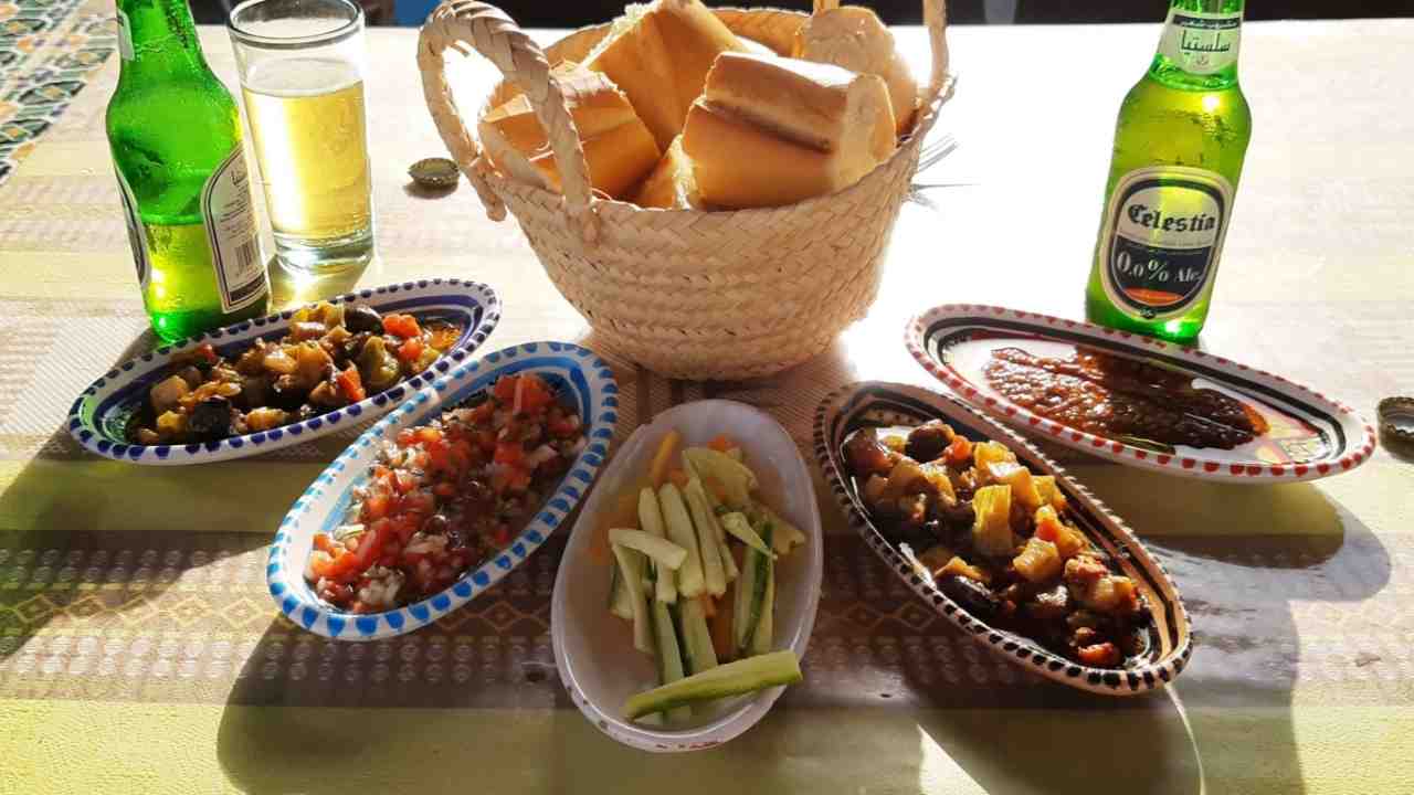 Kuchnia Tunezji: smaki Maghrebu od pikantnej harissy po słodkie daktyle