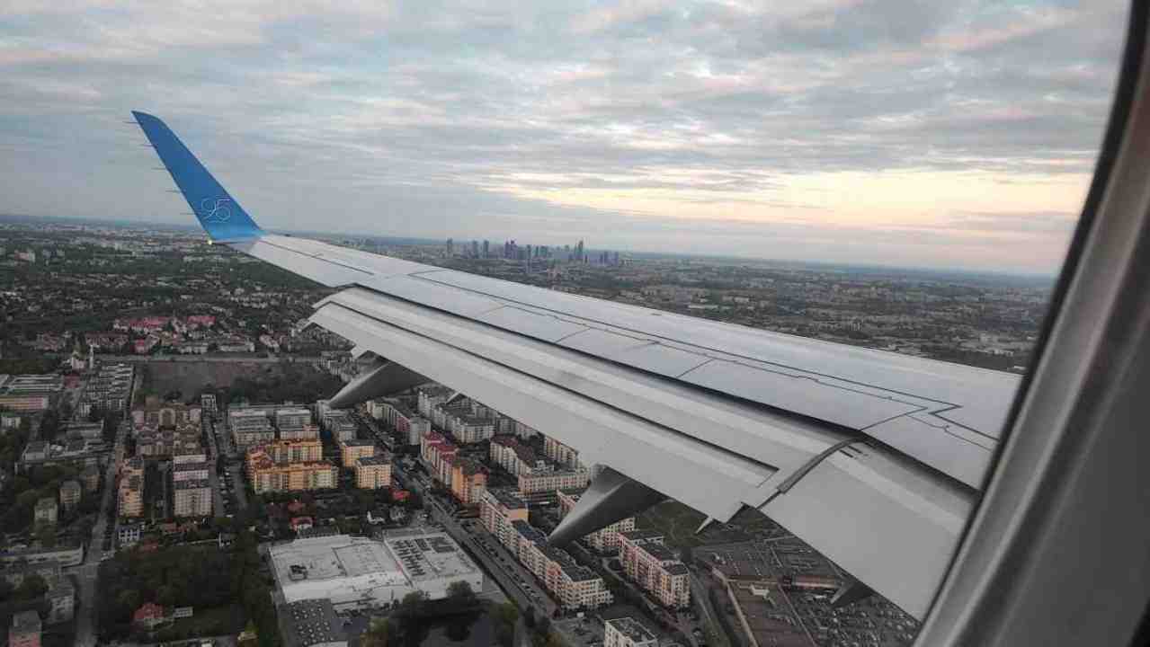 Lot samolotem PLL LOT - Embraer w barwach retro