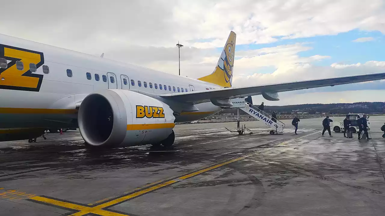Lot samolotem Boeing 737-800 linii Buzz