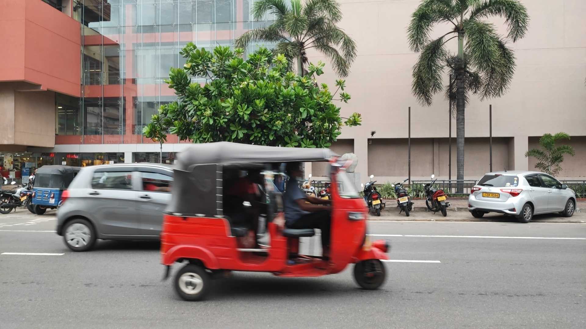tuktuk red
